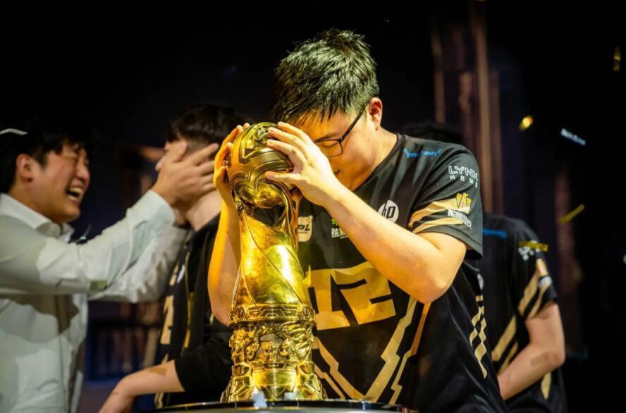 Ming迎来十二赛季出色发挥，RNG观众热烈欢呼！